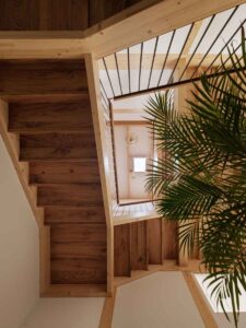 Tiro de escaleras de madera